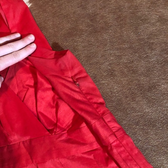 Theory red top 
size P (I'm assuming this is a standard small / petite top) - Picture 4 of 5